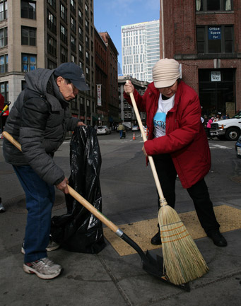 Boston Shines volunteers in Chinatown
