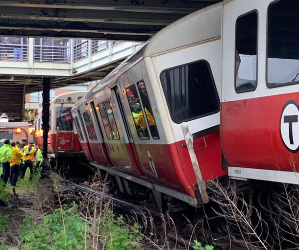 Red Line train off the rails