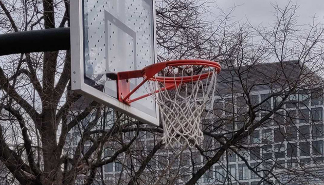 Unzipped basketball hoop