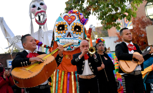 Dia de los Muertos in Chelsea: Musicians with giant skeleton puppets