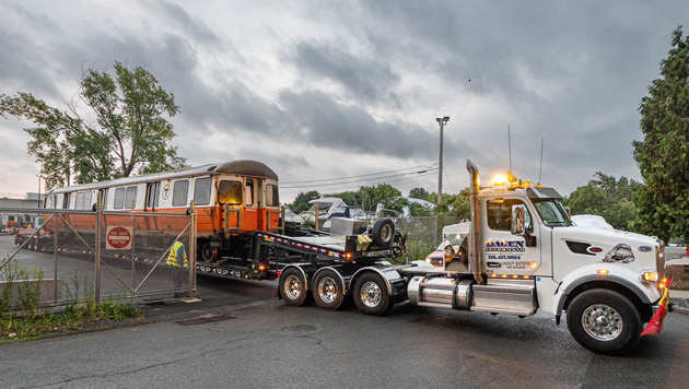 Old Orange Lne car leaves Wellington