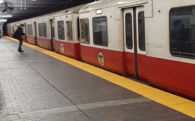 Dead Red Line train at rush hour at Downtown Crossing